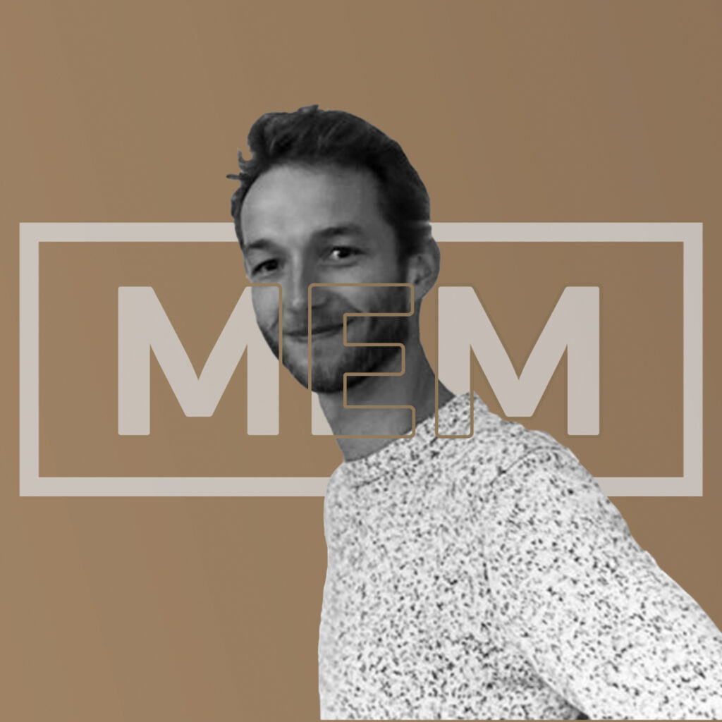 Louis avec le logo MEM